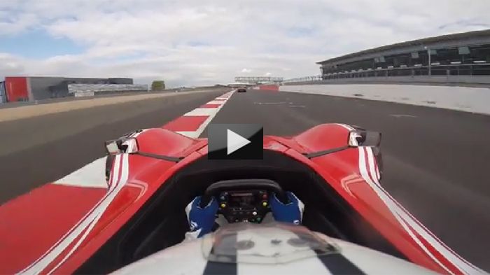 Όπως φαίνεται στο video, το ελαφρύ BAC Mono είναι ξεκάθαρα πιο γρήγορο στις στροφές, όταν όμως η πίστα «ανοίγει», η θηριώδης McLaren P1 «εξαφανίζεται»