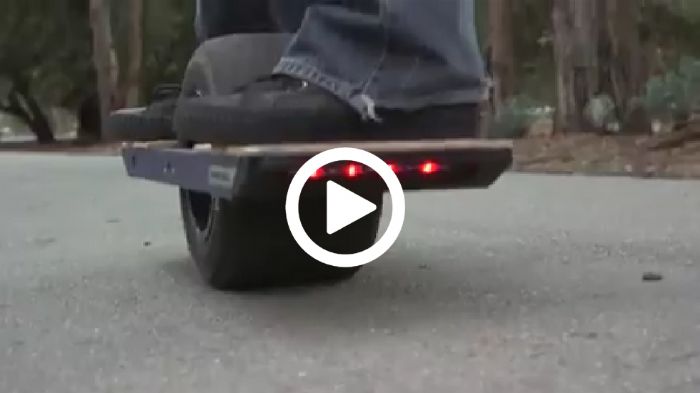 Το ηλεκτρικό skateboard φορτίζει σε 2 ώρες, προσφέρει αυτονομία 7-10 χλμ., πιάνει ταχύτητα 20 χλμ./ώρα, αλλά κοστίζει περίπου 1.100 ευρώ. Τι λέτε, θα 