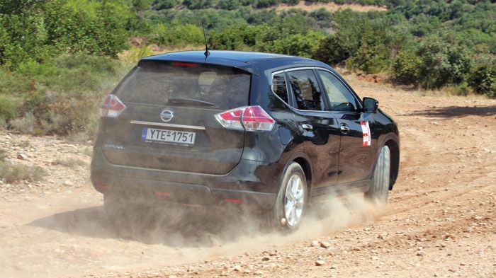 Τα 210 χλστ. από το έδαφος, οι μεγάλες διαδρομές της ανάρτησης και τα υψηλού προφίλ ελαστικά και το πολύ καλό σύστημα τετρακίνησης ΑLL – MODE 4x