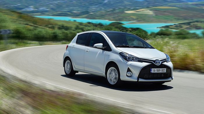 Στο ανανεωμένο Yaris βελτιώθηκε η ακαμψία της κατασκευής κατά 20%, ενώ αναβαθμίστηκαν τόσο η ανάρτηση όσο και το τιμόνι.