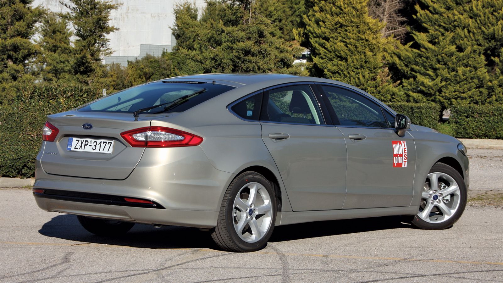 Το νέο Ford Mondeo διαθέτει ένα μακρύτερο, αλλά και πιο κοντό αμάξωμα από πριν, προβάλοντας περισσότερο από ποτέ έναν εκλεπτυσμένο χαρακτήρα.
