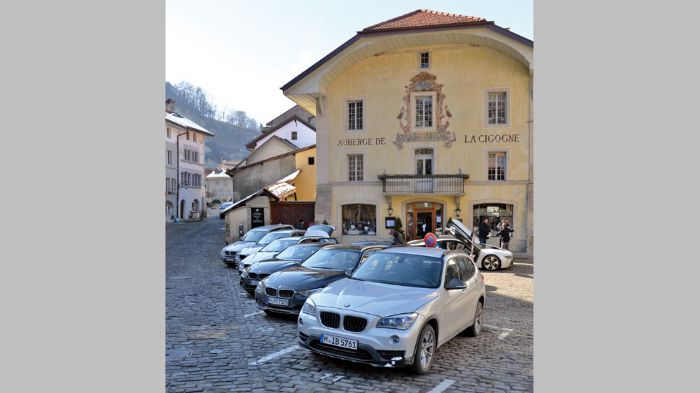 Οι BMW που πήραν μέρος στο φετινό BMW xDrive Swiss Challenge, παρατεταγμένες στην πόλη του Φρίμπουργκ και στο εντυπωσιακό μεσαιωνικό της τμήμα.
