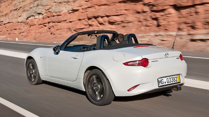 Το Fiat 124 Spider (στη φωτό το Mazda MX-5) θα κάνει το εμπορικό του ντεμπούτο κάποια στιγμή μέσα στο 2016, με την εκδοχή της Abarth να ακολουθεί έναν