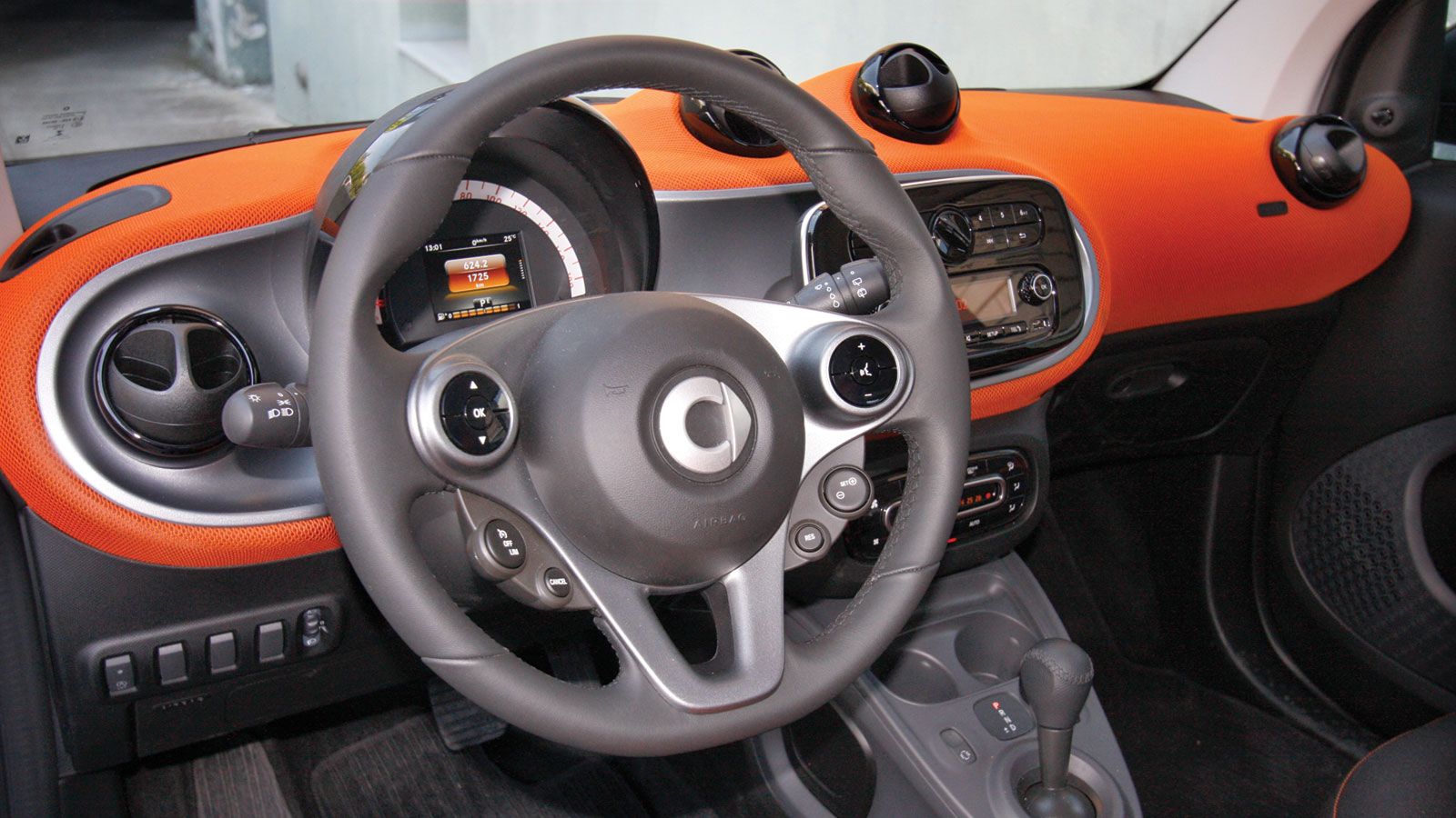 Το εσωτερικό είναι μοντέρνο στη σχεδίαση και αρκετά ποιοτικό. Ο επιλογέας των ταχυτήτων είναι σχετικά σκληρός, ειδικά όταν πρέπει να τον γυρίσεις στη 