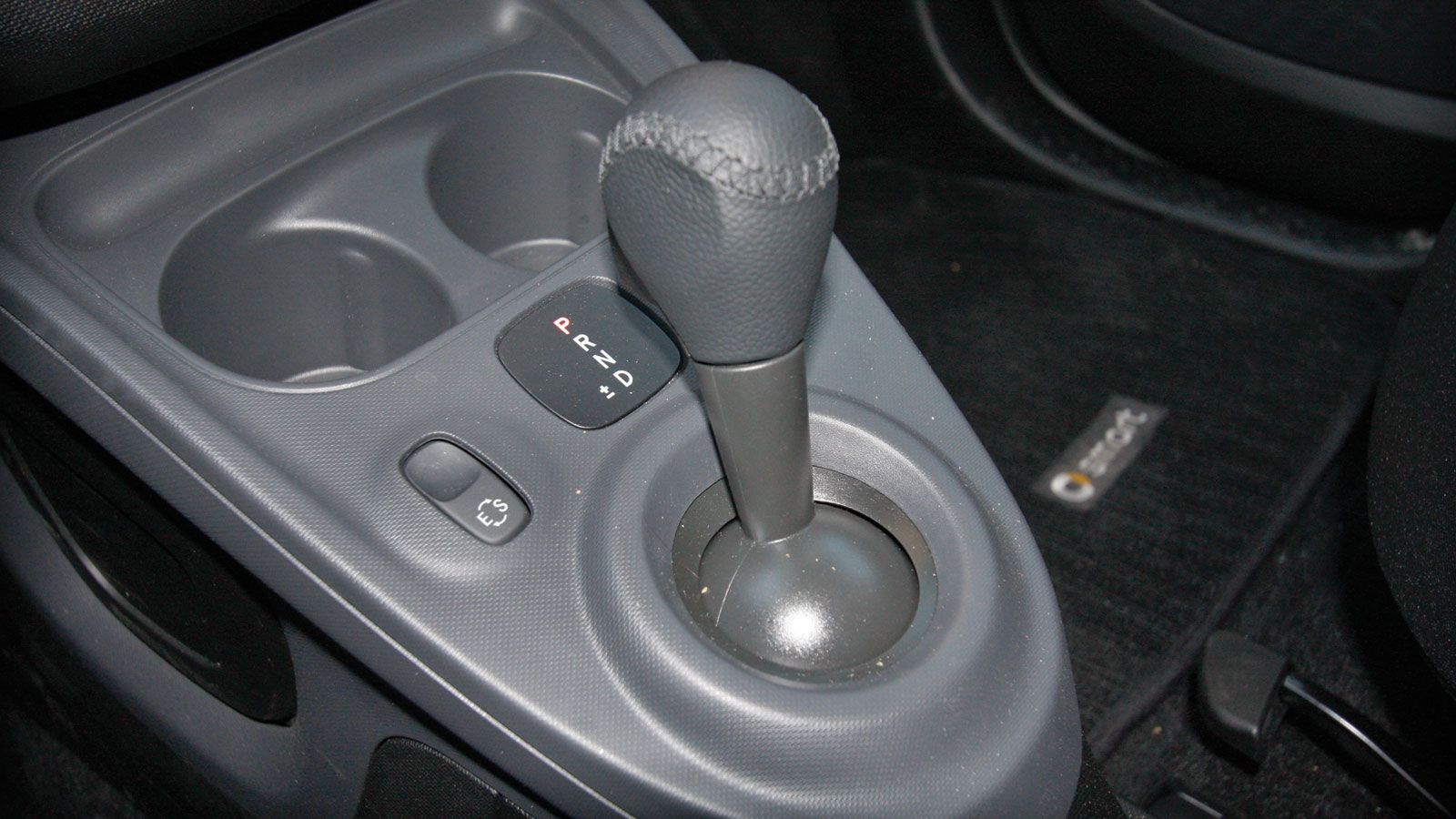 Το εσωτερικό είναι μοντέρνο στη σχεδίαση και αρκετά ποιοτικό. Ο επιλογέας των ταχυτήτων είναι σχετικά σκληρός, ειδικά όταν πρέπει να τον γυρίσεις στη 