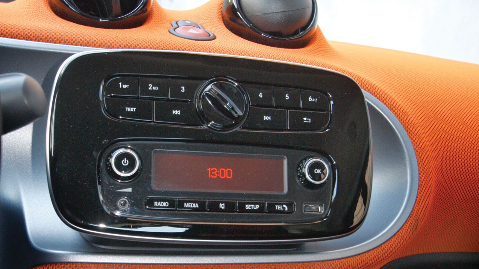 Το εσωτερικό είναι μοντέρνο στη σχεδίαση και αρκετά ποιοτικό. Ο επιλογέας των ταχυτήτων είναι σχετικά σκληρός, ειδικά όταν πρέπει να τον γυρίσεις στη 