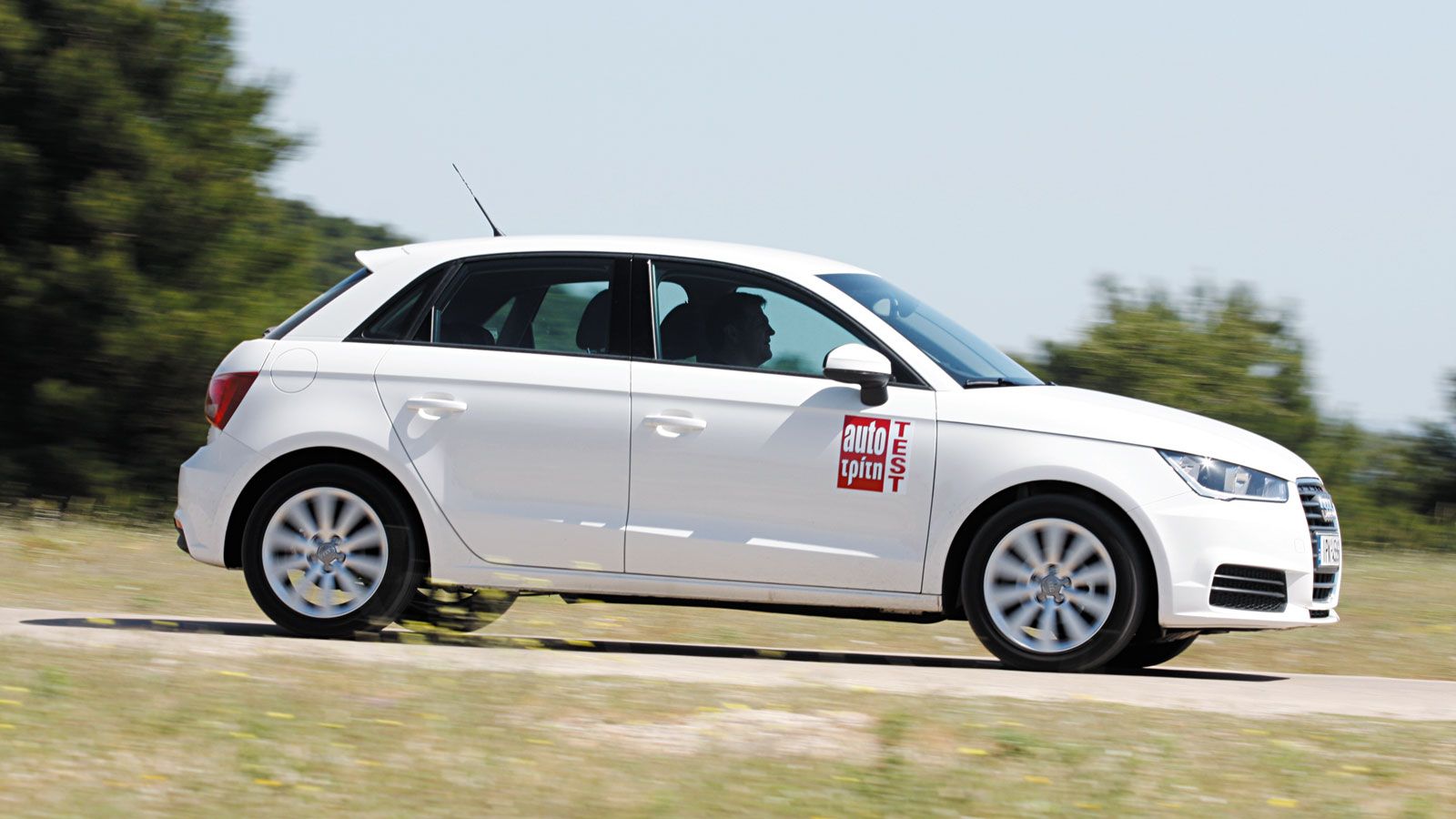 Το A1 είναι το πρώτο Audi, που «φόρεσε» 1.000άρη κινητήρα. Ο 3κύλινδρος 1,0 TFSI αποδίδει 95 άλογα και η τιμή της έκδοσης Sportback είναι 16.840 ευρώ.