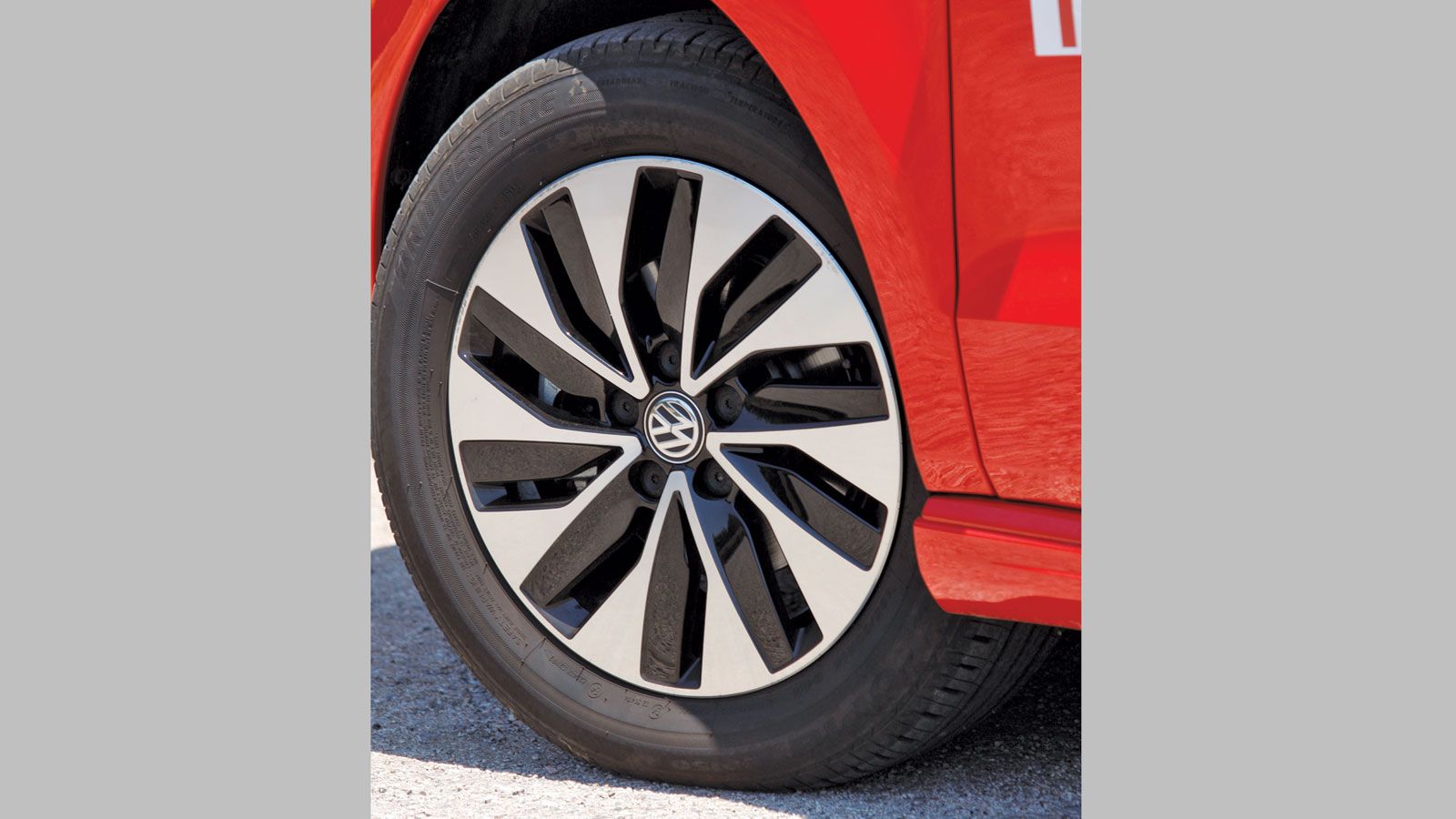 Το νέο 1.000άρι VW Polo είναι το πρώτο μοντέλο της γερμανικής φίρμας με κινητήρα βενζίνης TSI και τεχνολογία BlueMotion. Χαρακτηριστικές λεπτομέρειες,