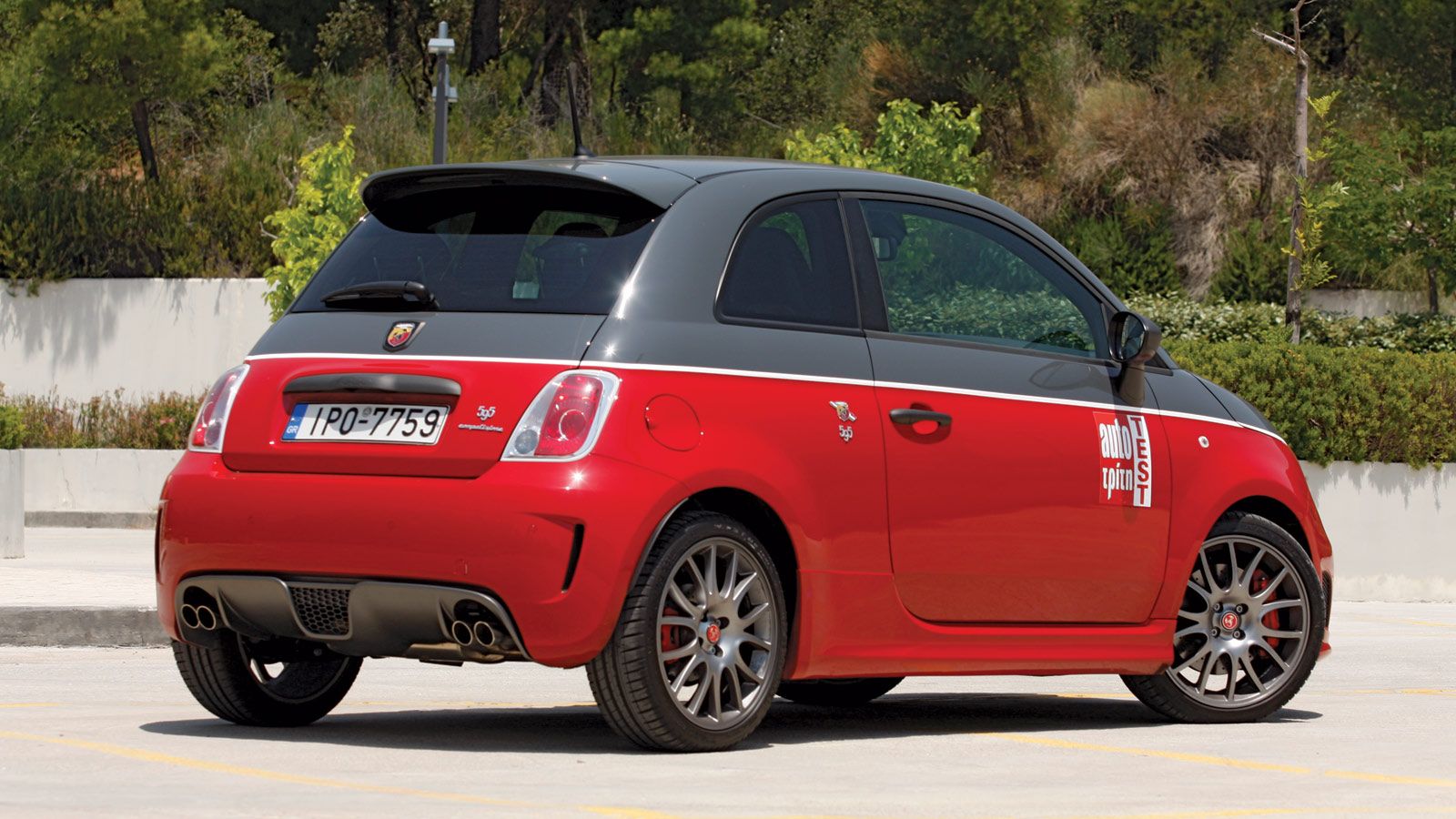 Τις αγωνιστικές του διαθέσεις αποκαλύπτει με την πρώτη ματιά το Abarth 595 Competizione, με τη διχρωμία του αμαξώματος να δίνει το κάτι –ακόμα&#