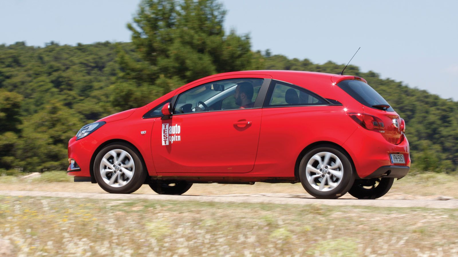 Στο δρόμο το 3πορτο Corsa δεν διαφοροποιείται από το 5θυρο παραμένοντας ασφαλές, άνετο και με πολύ καλή ποιότητα κύλισης, αλλά με μέτρια αίσθηση από τ