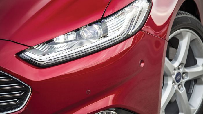 Το σύστημα Adaptive Front Lighting System προσαρμόζει τη γωνία δέσμης και την ένταση των εμπρόσθιων προσαρμοζόμενων προβολέων LED, ώστε να προσφέρεται