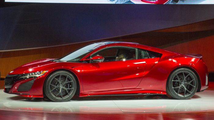 Το αμάξωμα του νέου NSX είναι φτιαγμένο από αλουμίνιο και ατσάλι, ενώ έχει μήκος 4.470 χλστ., πλάτος 1.940 χλστ. και ύψος 1.215 χλστ., ενώ το μεταξόνι