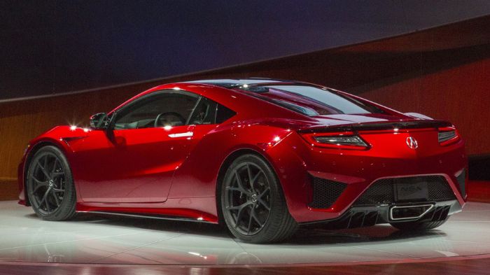 Οι τροχοί είναι 19 ιντσών μπροστά και 20 πίσω, φέροντας ελαστικά διάστασης 245/35Z R19 και 295/30Z R20. Τα κεραμικά φρένα διαθέτουν 6πίστονες δαγκάνες