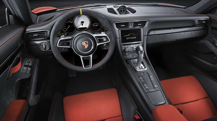 Στάνταρ είναι το εξοπλιστικό πακέτο Club Sport Package, το οποίο περιλαμβάνει –μεταξύ άλλων- ένα ενσωματωμένο roll cage και ζώνη ασφαλείας έξι σ