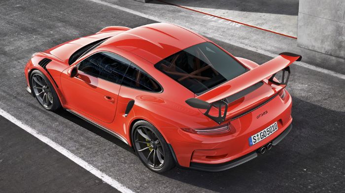 Η νέα GT3 RS έχει χάσει 10 κιλά σε σχέση με την GT3, κάτι που επιτεύχθηκε μέσω της χρήσης ελαφριών υλικών, όπως το μαγνήσιο στην οροφή και τα ανθρακον