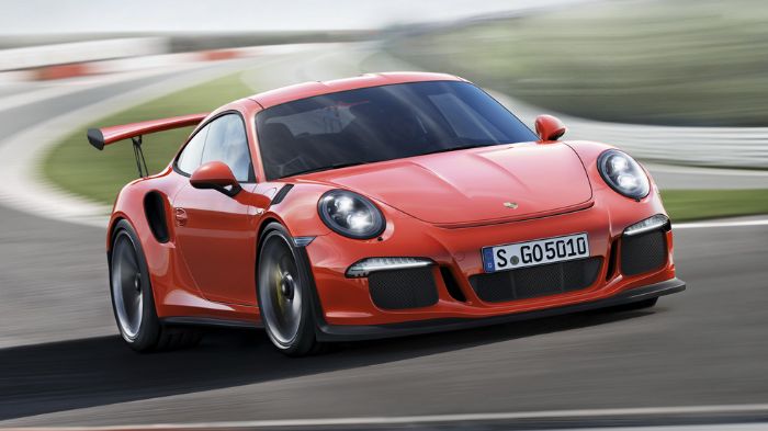 Η GT3 RS εξοπλίζεται με 7άρι κιβώτιο διπλού συμπλέκτη PDK και κάνει το 0-100 χλμ./ώρα σε 3,3 δλ., ενώ χρειάζεται 10,9 δλ. για να πραγματοποιήσει το 0-