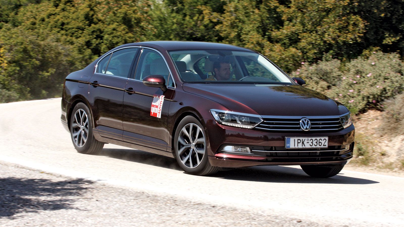 Σε «κλειστές διαδρομές» το Passat γέρνει σε λογικές ποσότητες και κρύβει περίτεχνα το μέγεθός του, αλλά περιθώρια για ρυθμίσεις δεν υπάρχουν.