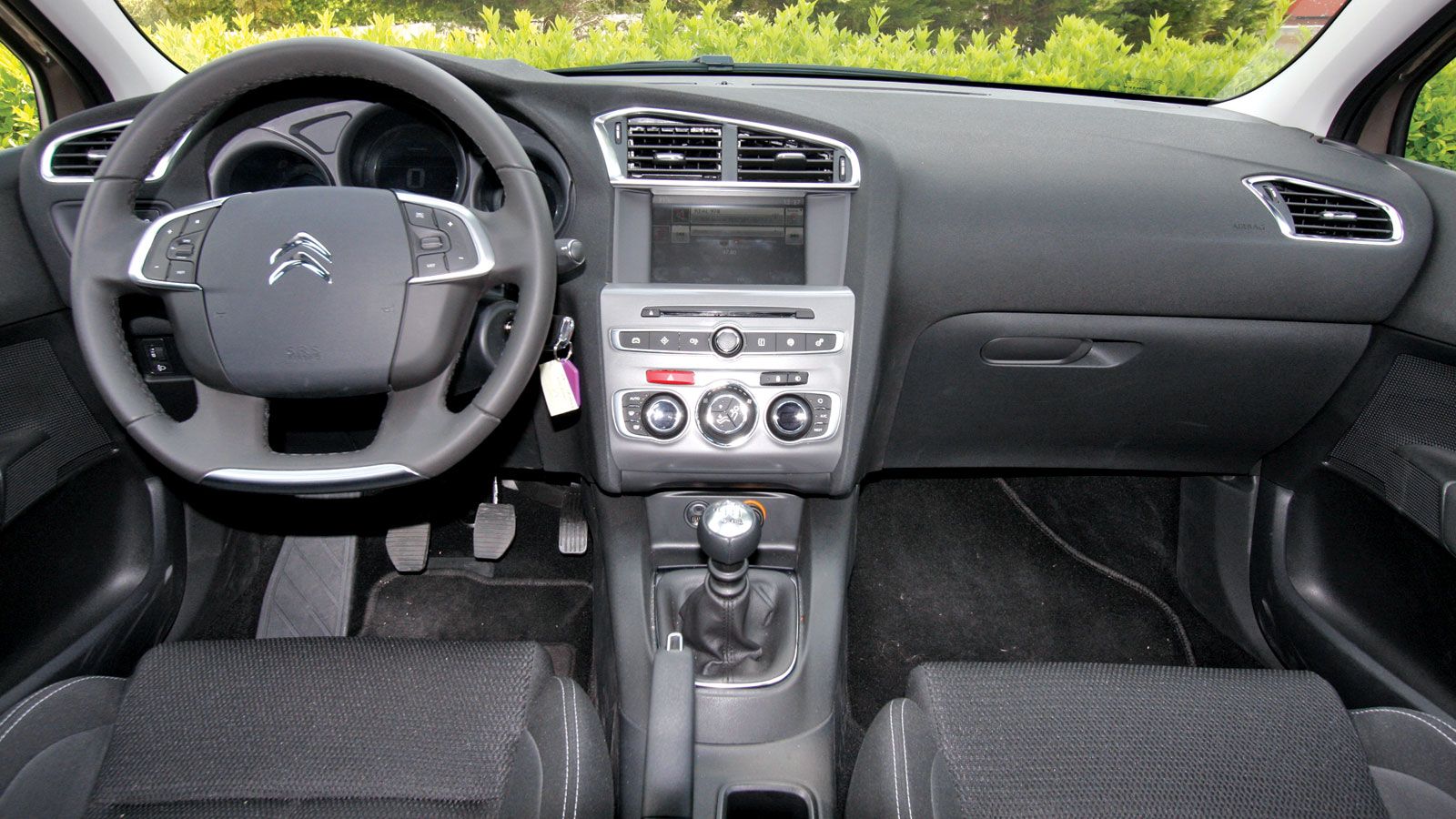 Η καμπίνα του Citroen C4 διαθέτει μια νέα σχεδίαση, αρκετά πιο minimal μιας και έχουν τοποθετηθεί ελάχιστοι διακόπτες, με τις περισσότερες λειτουργίες