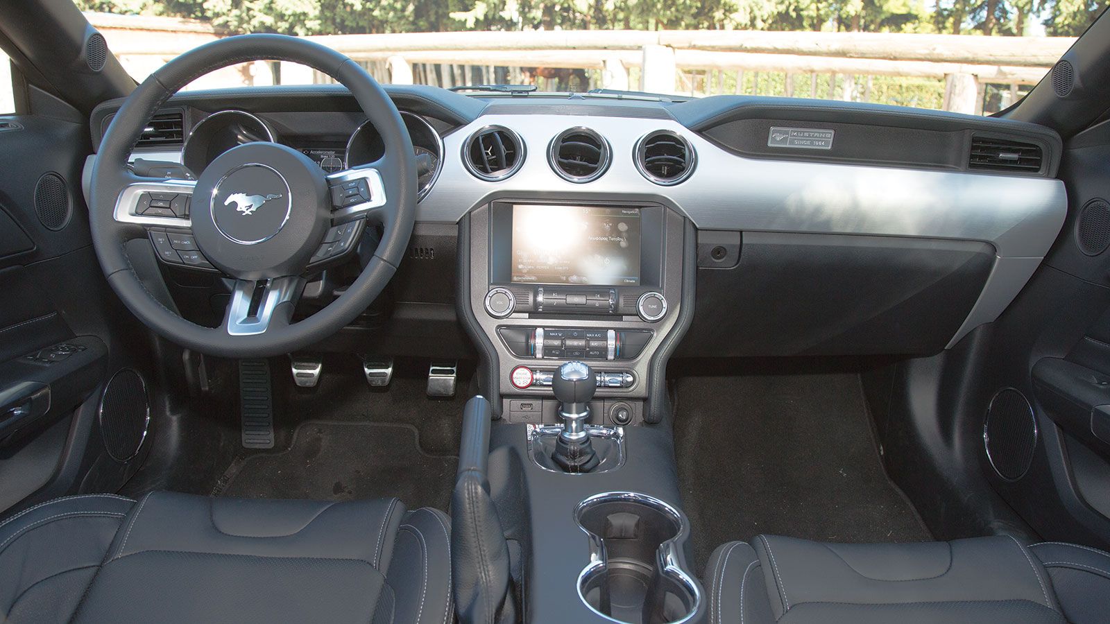 H καμπίνα της Mustang έχει macho χαρακτήρα «παντρεύοντας» με επιτυχία ρετρό και μοντέρνα στοιχεία. Η ποικιλία της υφής των πλαστικών δεν ευνοεί την συ