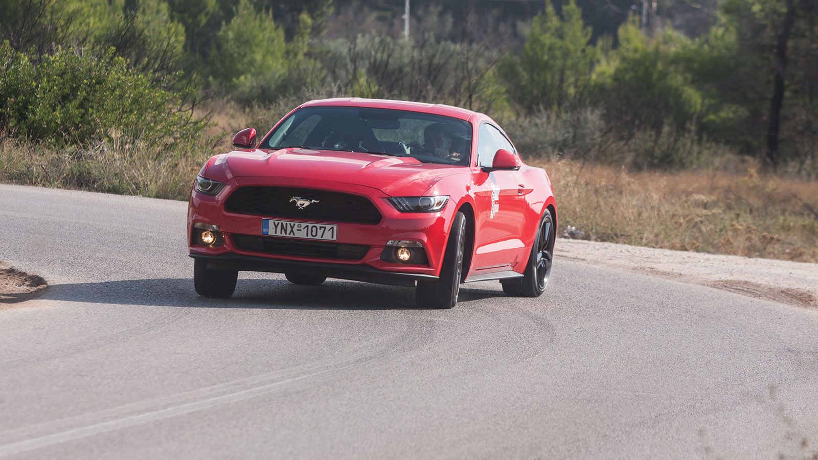 Κλασσική πόζα για μία Mustang. Δεν μπορείς να της αντισταθείς.