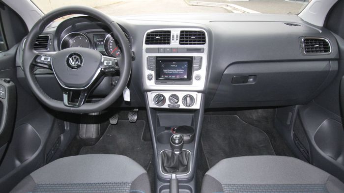 Στο εσωτερικό του Polo BlueMotion, το χρώμιο στις επενδύσεις και το δέρμα σε τιμόνι, χειρόφρενο και επιλογέα ταχυτήτων αναβαθμίζουν την όλη ατμόσφαιρα