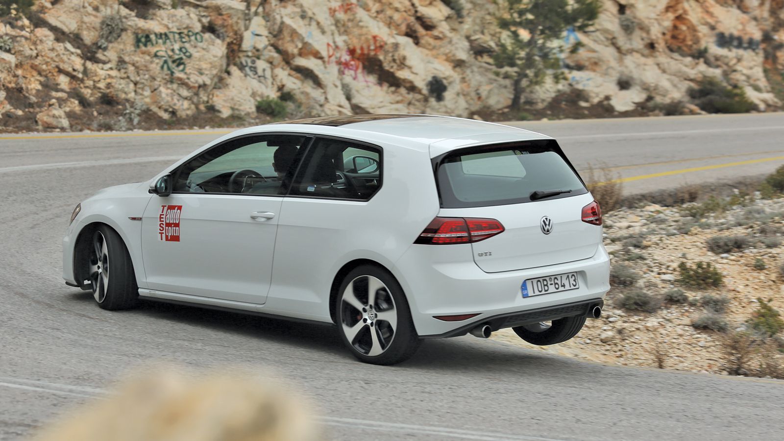Το μεγάλο του μυστικό του VW Golf GTI είναι πως σε κάνει μάγκα μόνο του: Mε στοιχειώδη οδηγική ικανότητα από πλευράς οδηγού, θα χαρίσει απόλαυση, που 