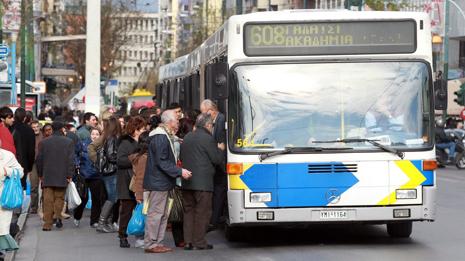 Δώστε ιδιαίτερη προσοχή όταν προσπερνάτε κάποιο λεωφορείο που έχει σταματήσει σε στάση.