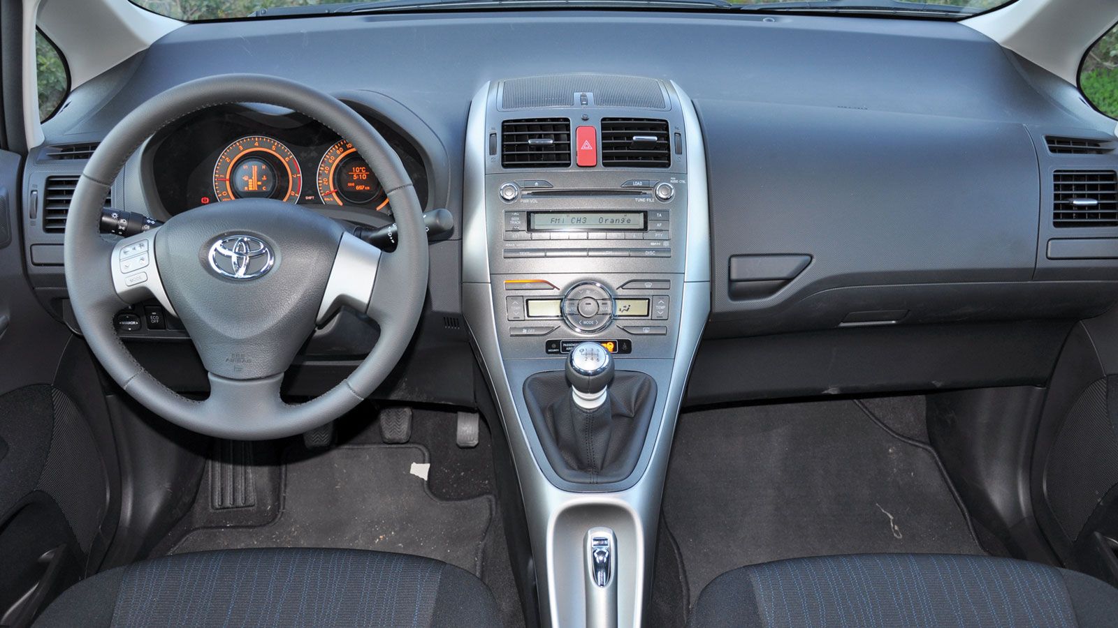 Καλό σε κατασκευή το εσωτερικό του Toyota Auris. Η μεγάλη κεντρική κονσόλα ωστόσο δεν βοηθάει στην εργονομία.