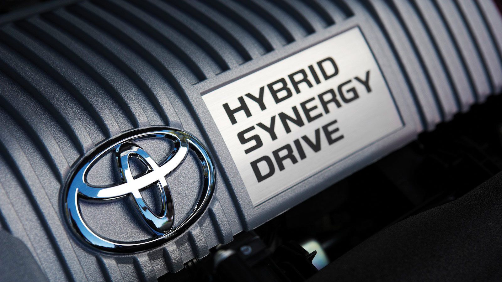H υβριδική τεχνολογία Toyota συνδυάζει ηλεκτρικό μοτέρ και βενζινοκινητήρα, που δουλεύουν ανεξάρτητα ή και συνδυαστικά για χαμηλή κατανάλωση.
