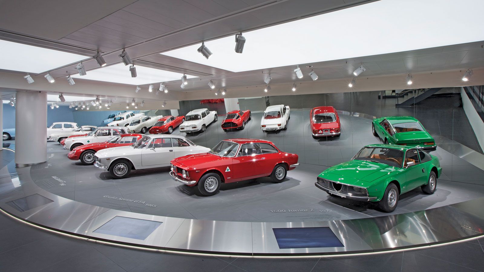 Στο μουσείο της Alfa Romeo αναπαύονται όλα τα μοντέλα της, από τα πιο παλιά έως και τα πιο σύγχρονα.