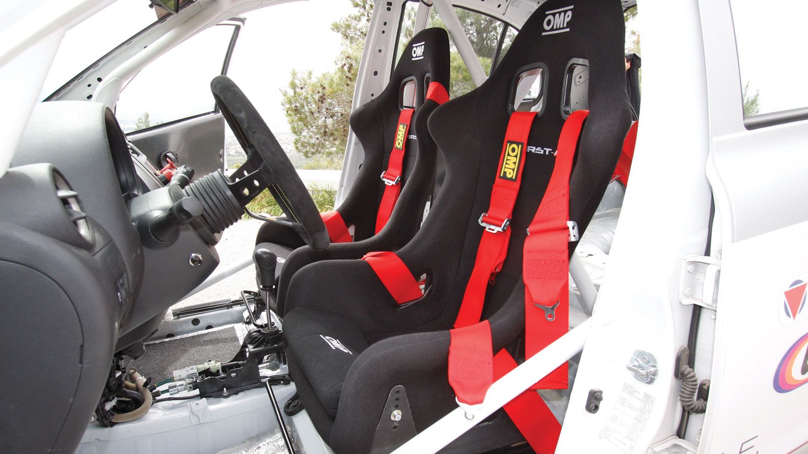 Προς χάριν ευκολίας τα αγωνιστικά μπάκετ της ΟΜP σύρονται εμπρός-πίσω. Αν πακτωθούν το βάρος θα μειωθεί περισσότερο.