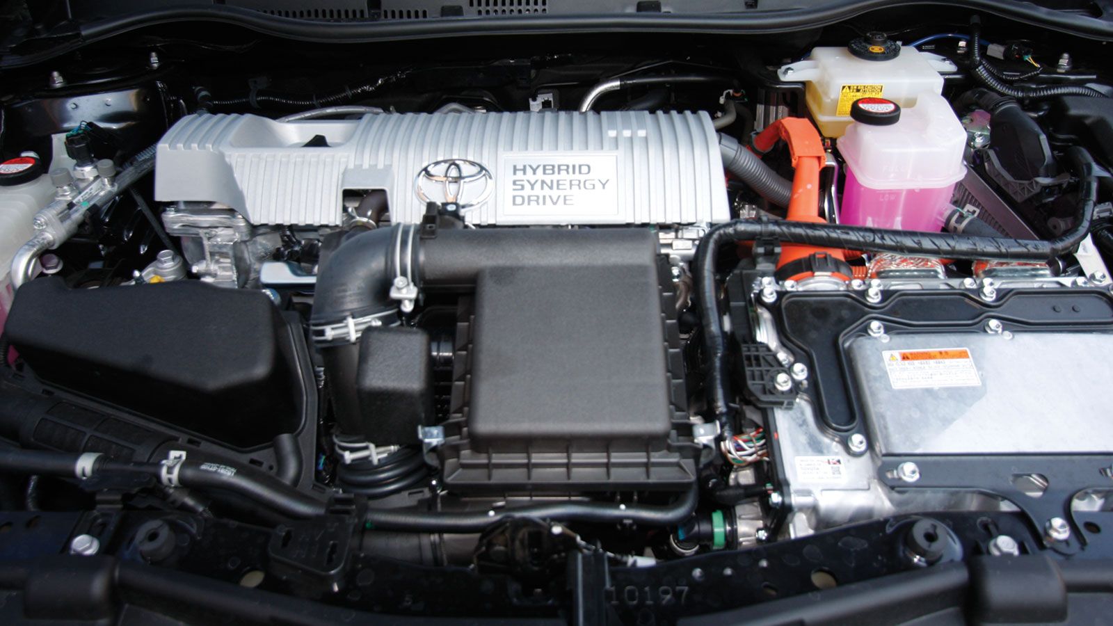 Με τον ηλεκτροκινητήρα, το Auris μπορεί να κινηθεί χωρίς να καταναλώνει βενζίνη μέχρι 2-3 χλμ. μέσα στην πόλη.	