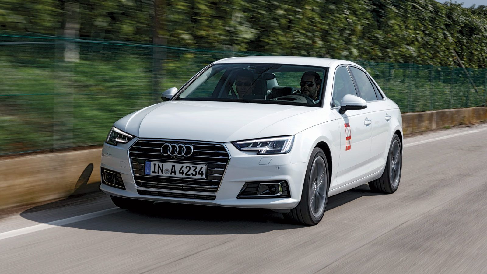 Σβέλτο και άνετο στο δρόμο είναι το νέο Audi A4. Η ποιότητα των υλικών στο εσωτερικό είναι κορυφαία.