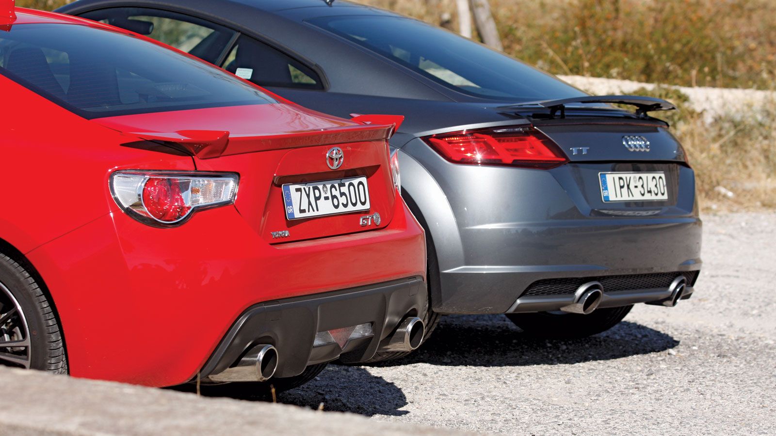 Διακριτική φτερούγα στο πίσω μέρος για παραγωγή κάθετης αεροδυναμικής δύναμης. Στο Toyota GT-86 είναι σταθερή, ενώ στο Audi TT εμφανίζεται αυτόματα πά