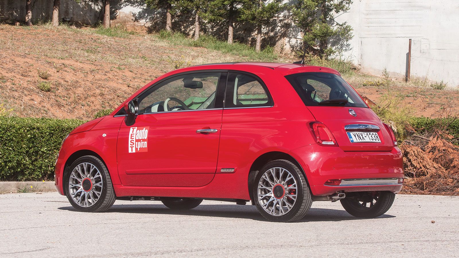 Το πίσω μέρος ξεχωρίζει κυρίως από τα ανασχεδιασμένα φώτα.