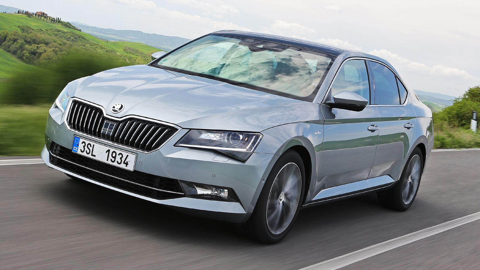 Η νέα Skoda Superb διαθέτει μία άκρως δυναμική και ελκυστική σχεδίαση.