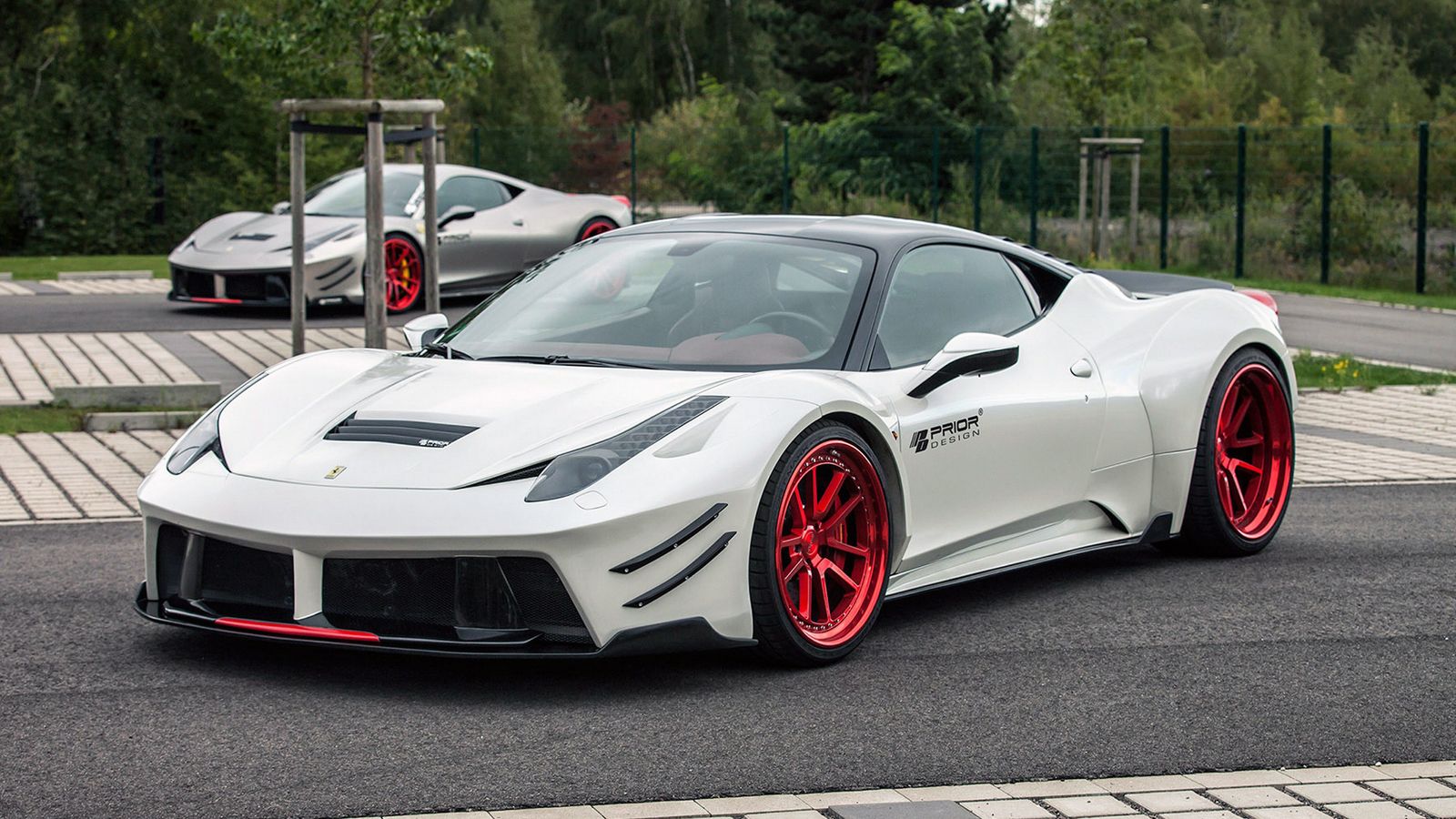 Αλλαγμένος είναι κι ο εμπρός προφυλακτήρας, μιας και λόγω αυξημένου πλάτους δεν κούμπωνε ο εργοστασιακός, όπου δεξιά και αριστερά του έχουν τοποθετηθε