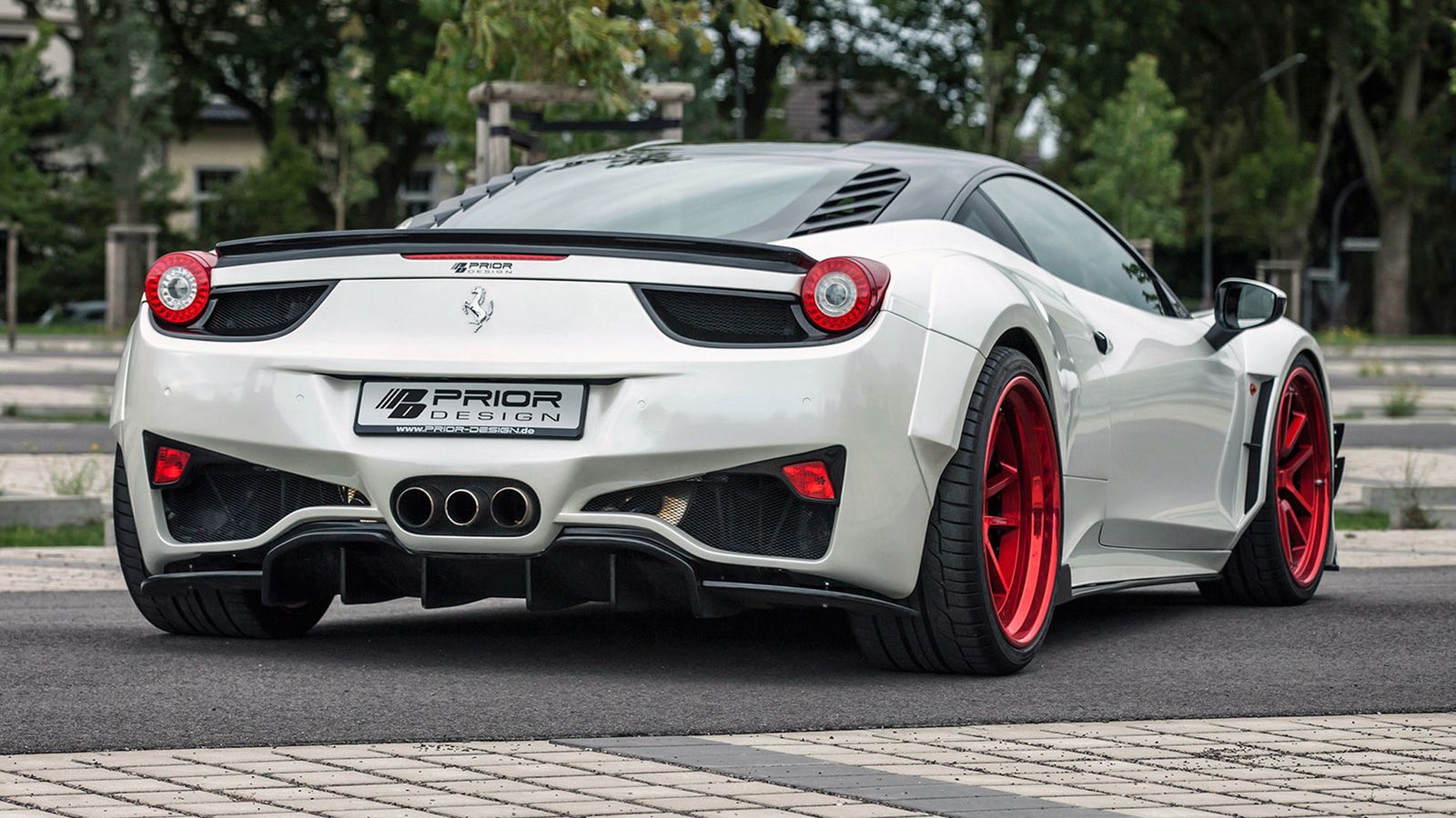 Στο πίσω μέρος έχει τοποθετηθεί μια διακριτική αεροτομή, ενώ επανασχεδιασμένος είναι κι ο διαχύτης, όπως και το κάλυμμα του κινητήρα. 