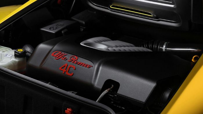 Κάτω από το καπό συναντάμε το ίδιο turbo σύνολο των 1,75 λίτρων, το οποίο έχει ισχύ 240 ίππων και ροπή 350 Nm, ενώ συνεργάζεται με αυτόματο κιβώτιο δι