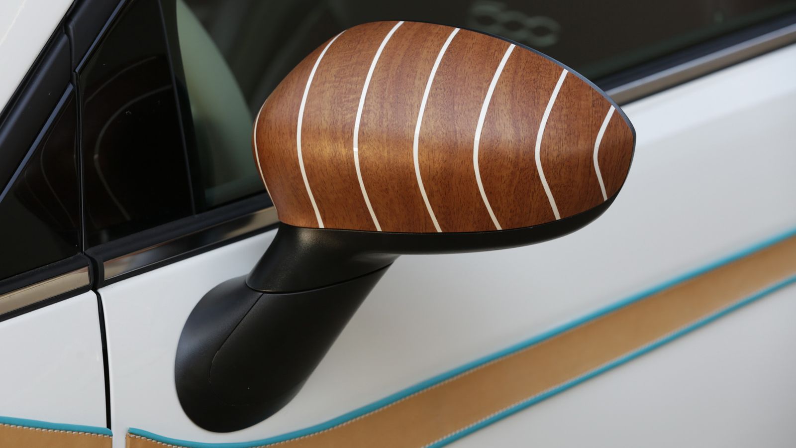 Οι εξωτερικοί καθρέφτες είναι από ξύλο.