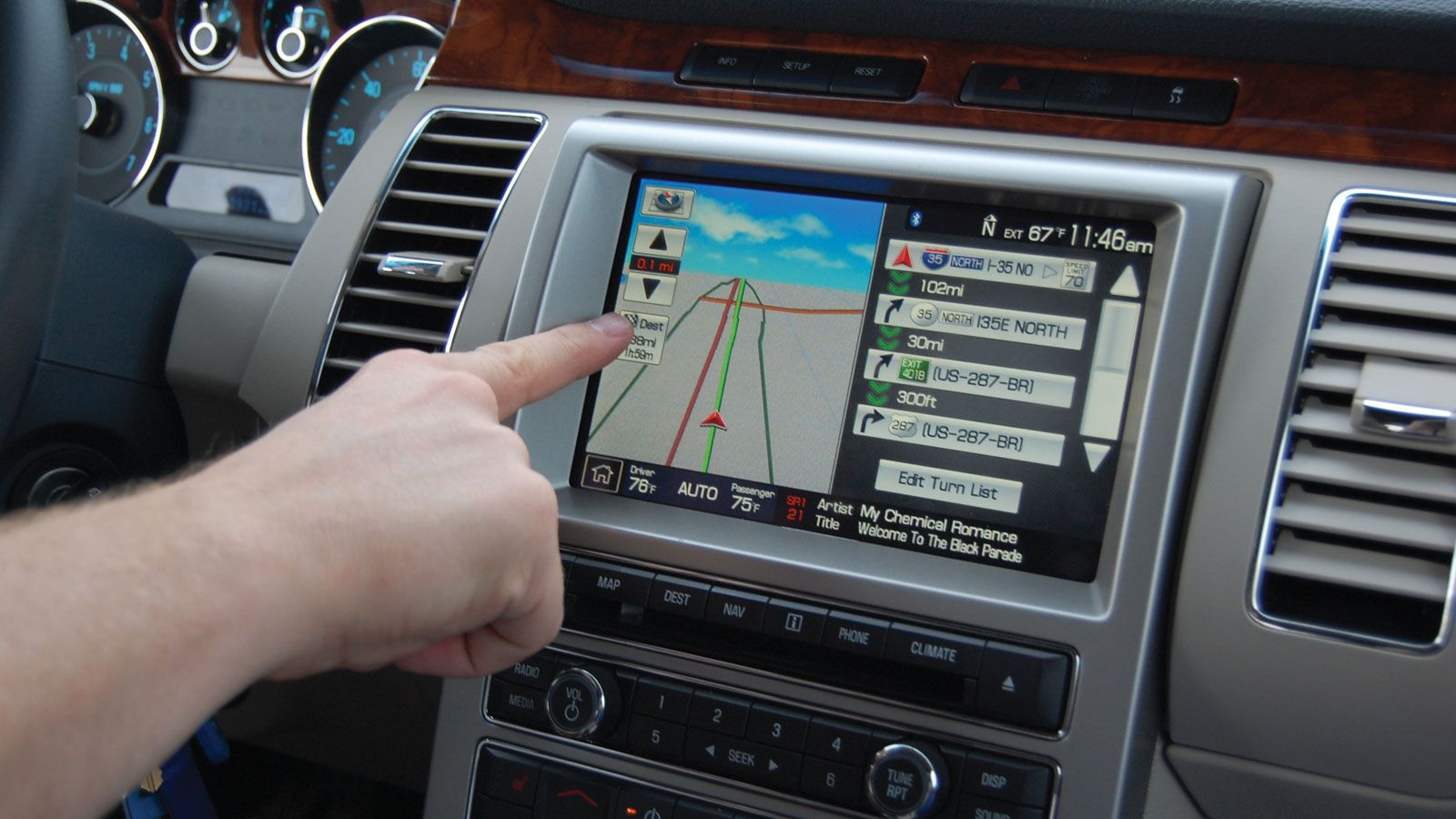 Τη στιγμή που οι οθόνες αφής είναι αρκετά πιο απλές στο χειρισμό και έχουν ρίξει σημαντικά το κόστος, η Audi, η BMW και η Mercedes, αρνούνται να τις ε