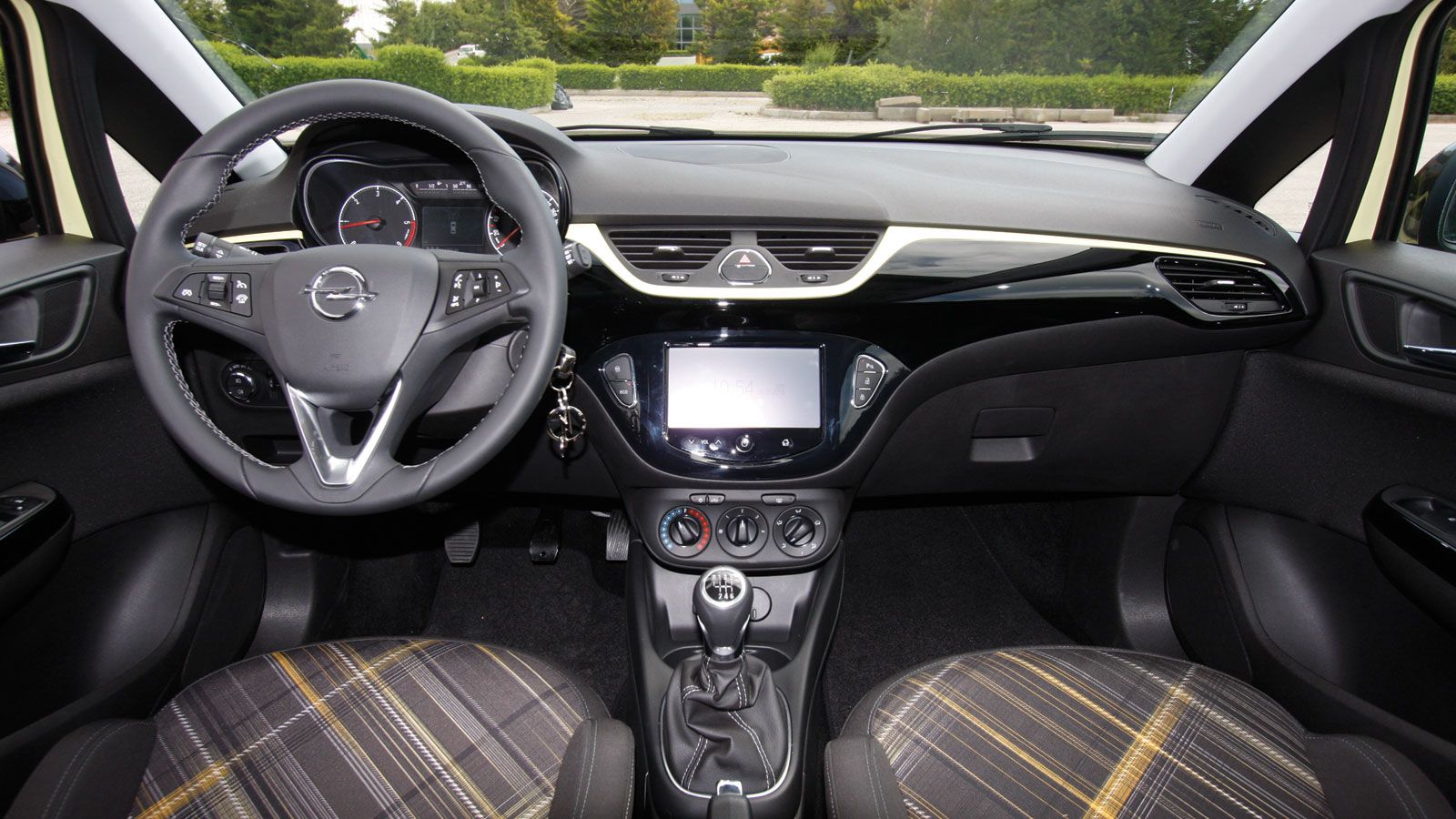 Το εσωτερικό του Opel Corsa είναι μοντέρνο σχεδιαστικά και ποιοτικό στην κατασκευή του.