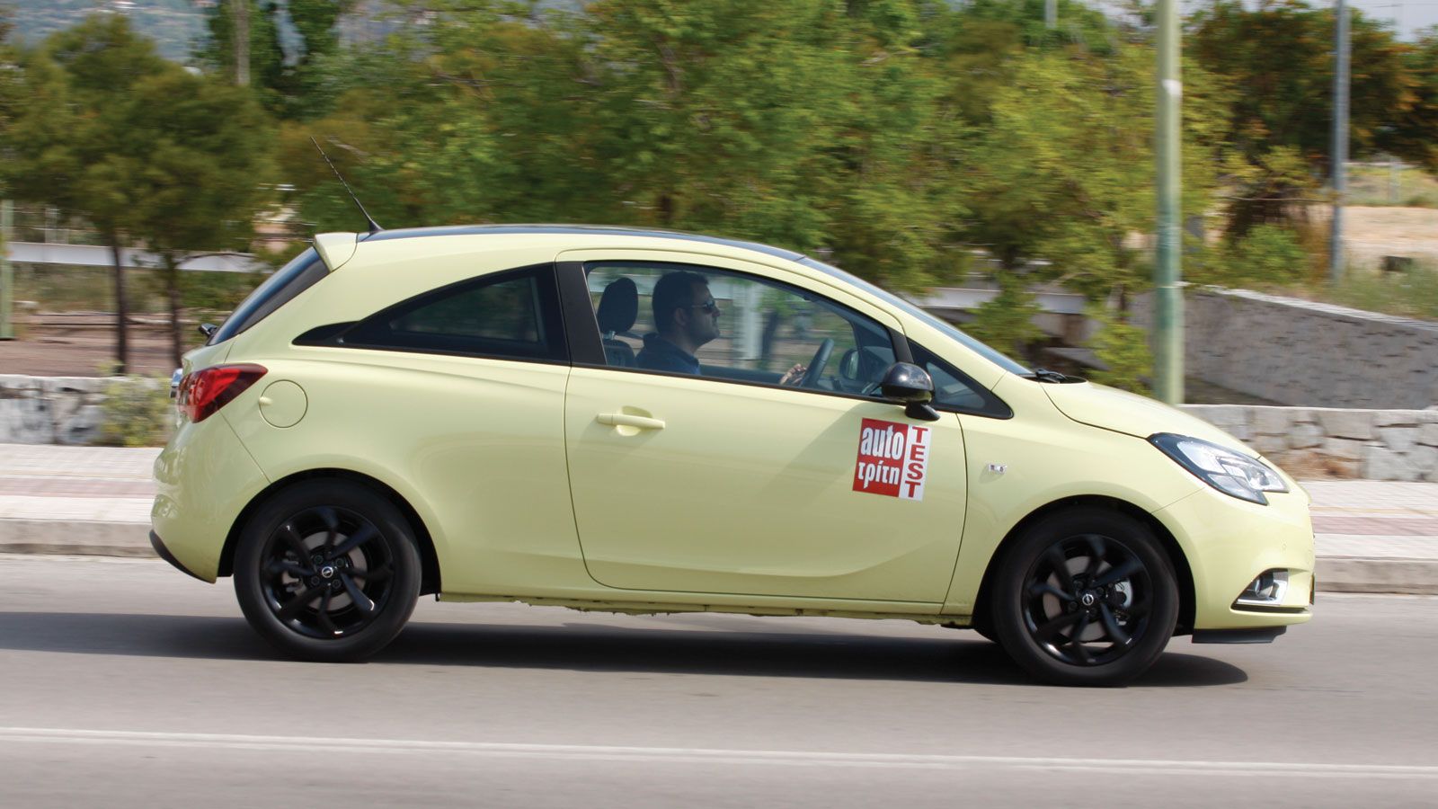 Το νέο Opel Corsa έχει αποκτήσει νέα, μοντέρνα σχεδίαση που σε κερδίζει. Η κεκλιμένη πίσω κολόνα στην 3θυρη έκδοση περιορίζει λίγο την ορατότητα δεν σ