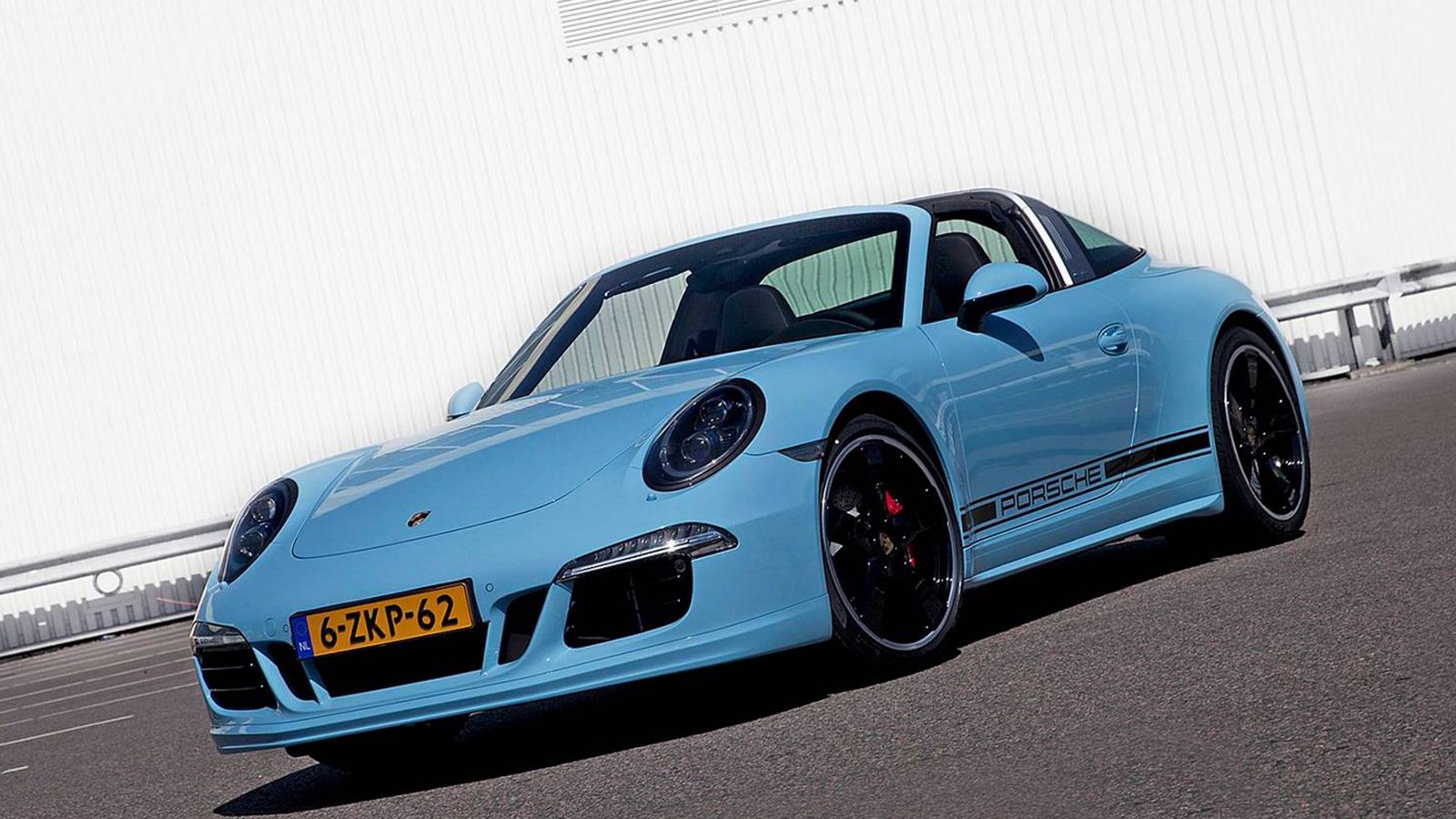 Η Porsche 911 Targa 4S Exclusive Edition είναι ένα μοντέλο που θα κατασκευαστεί σε 15 μόλις αντίτυπα, γεγονός που του προσδίδει εξαρχής μια συλλεκτική