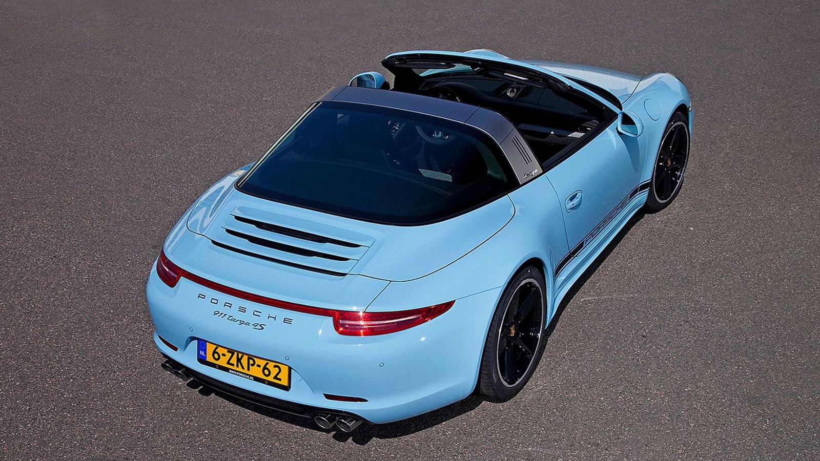 Όλα τα «κομμάτια» που θα φτιαχτούν θα φέρουν την απόχρωση Gulf Blue, με το αμάξωμα να διανθίζεται με μαύρες γυαλιστερές λεπτομέρειες, μαύρους 20άρηδες