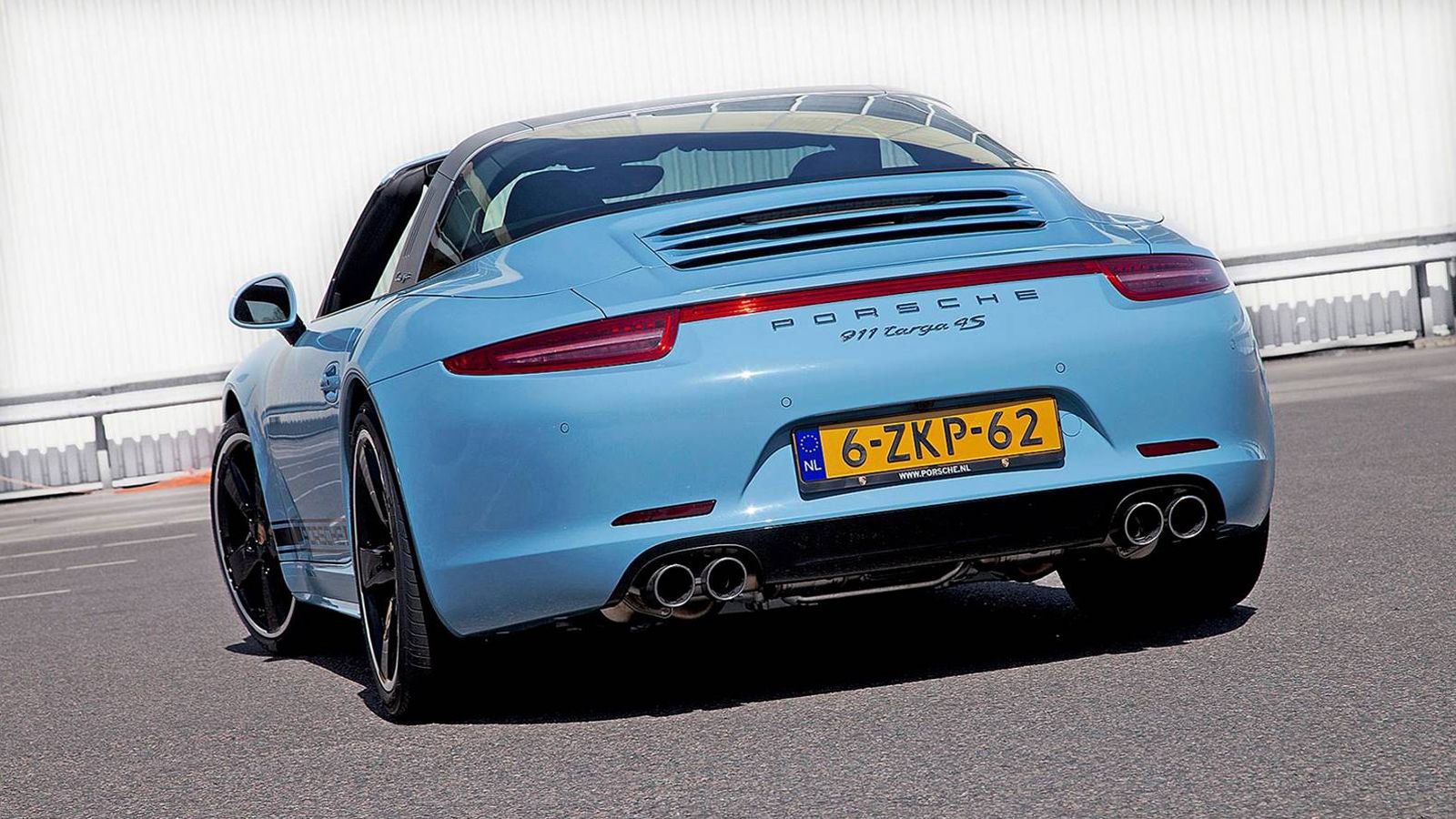 Μηχανικά το αυτοκίνητο παραμένει ίδιο με τις «κανονικές» 911 Targa 4S. Οπότε οι 400 ίπποι του 6κύλινδρου συνόλου των 3,8 λίτρων, του επιτρέπουν να κάν