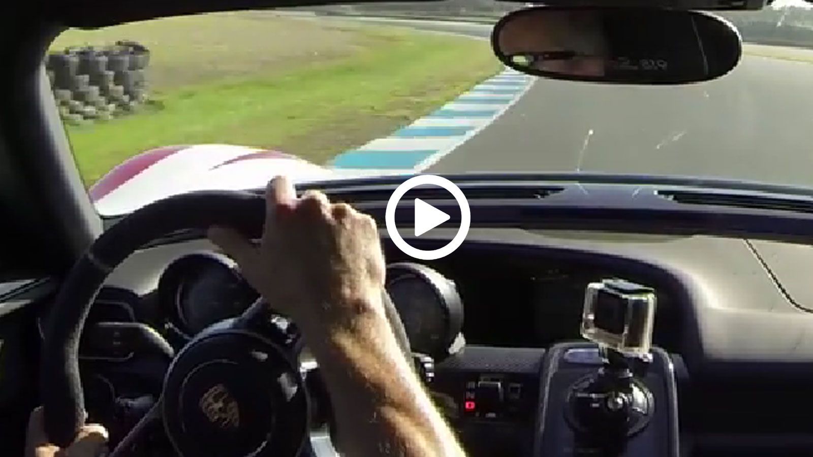 Μία Porsche 918 Spyder κάνει ρεκόρ στο Phillip Island με χρόνο 1:38.02 δλ. και γίνεται έστω και άτυπα το ταχύτερο αυτοκίνητο παραγωγής.