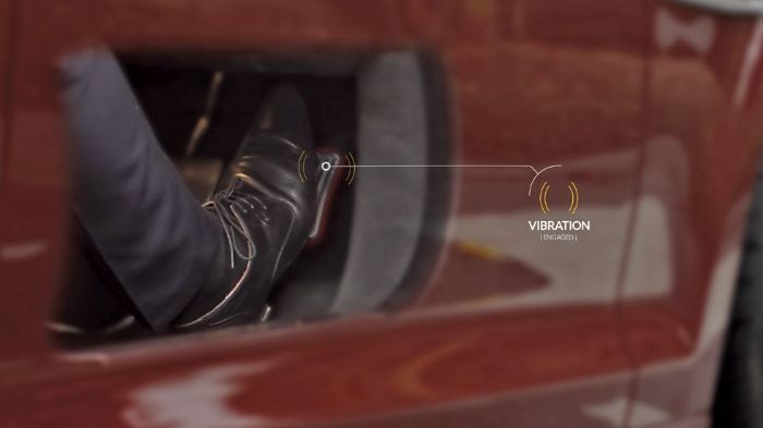 Το Bike Sense ανιχνεύει ακόμα και αναβάτες που ο οδηγός δεν μπορεί να δει. Αν ο οδηγός αγνοώντας τις προειδοποιήσεις του συστήματος πατήσει το γκάζι, 