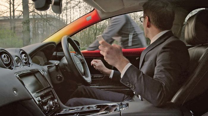 Όταν το δίκυκλο έρθει πιο κοντά, μια σειρά από φώτα LED θα ανάψουν στη βάση του παράθυρου, στο ταμπλό και στην μπροστά κολόνα, δείχνοντας έτσι τη θέση