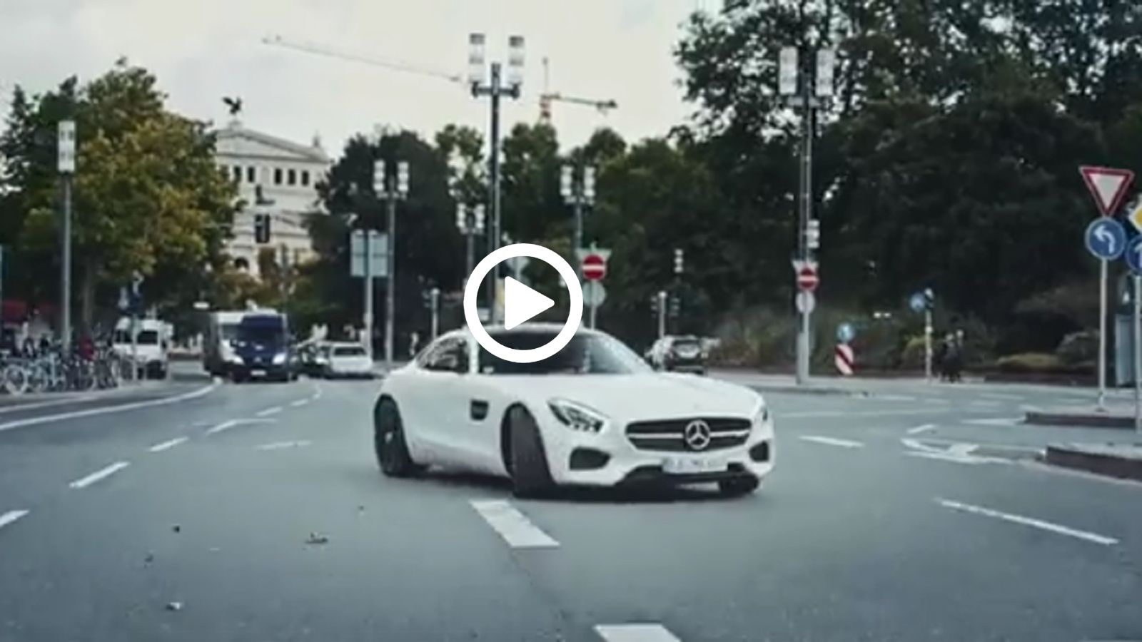 Δείτε τον Rosberg να driftάρει σε δημόσιο δρόμο στη Φρανκφούρτη. Για ποιο λόγο βιάζεται;